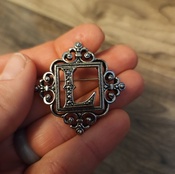 'L' Pin - Picture 4 of 5